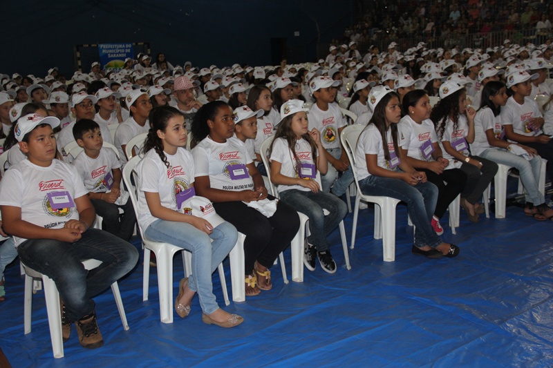 Alunos recebem certificados do PROERD  
